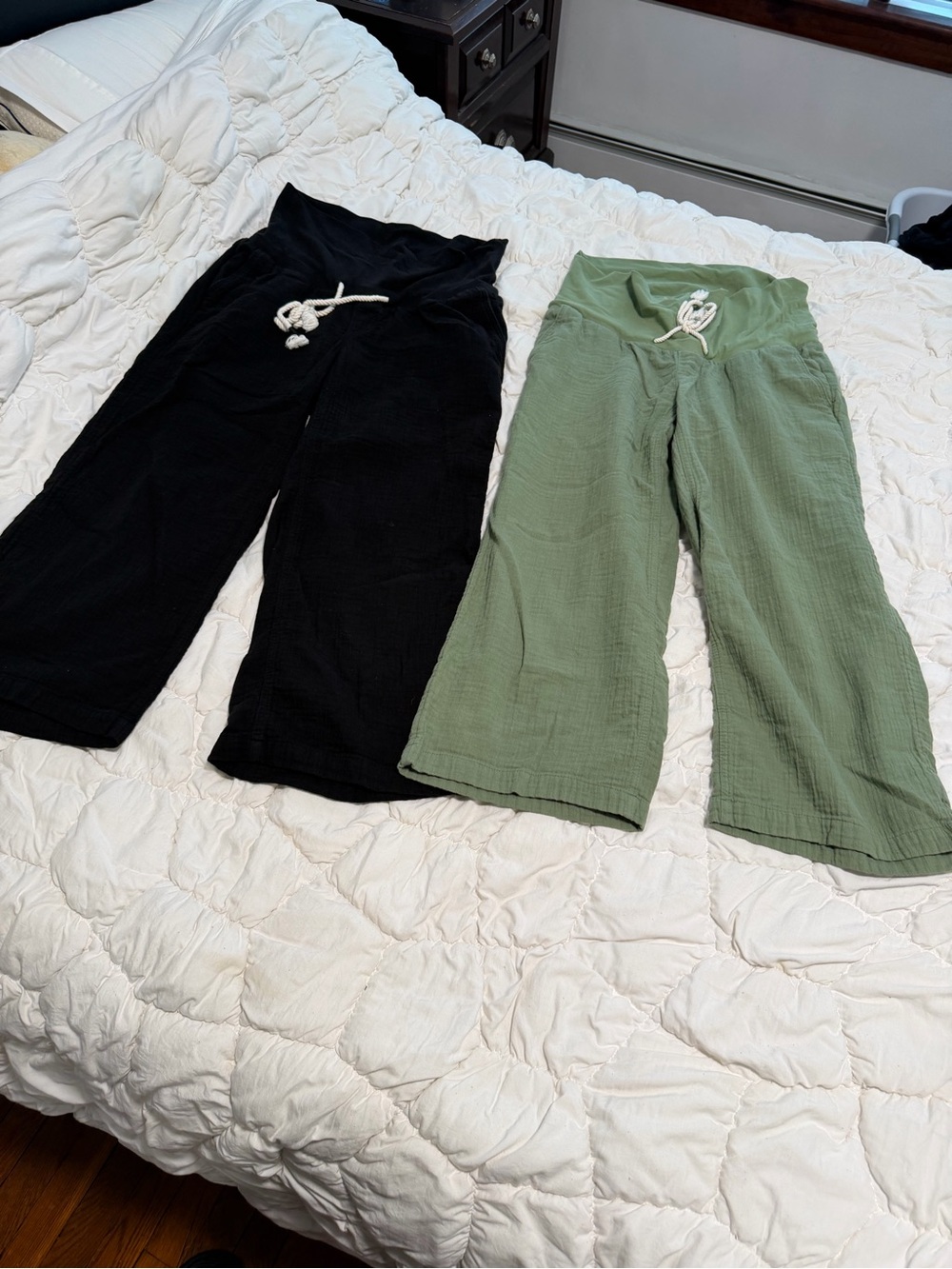 Old navy maternity bottoms M